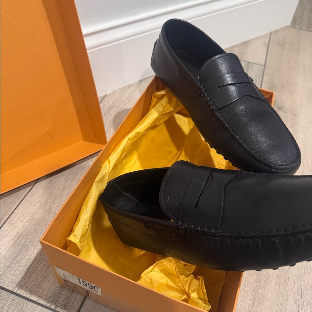 Tod’s Men’s Black Loafers - Picture 7 of 8